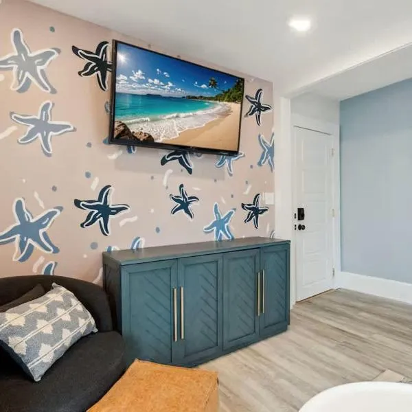 Newly Renovated Private Balcony Steps to Beach, hotel en Hampton