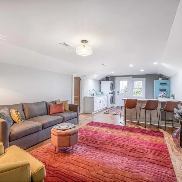 All New Main Street Charming Retro & Stylish Mid-Century Apartment Minutes to Downtown Albemarle, hôtel à Albemarle