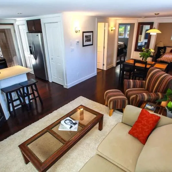 Grand Boulevard Retreat- quiet suite in North Vanc, hotel in North Vancouver