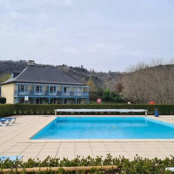 Piscine chauffée vue sur la Dordogne, hotel in Argentat
