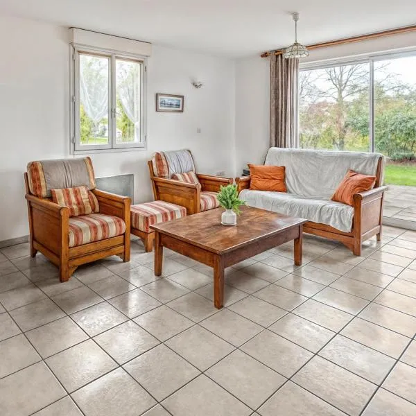 Maison cosy avec grand jardin, hotel in Saint-Avé