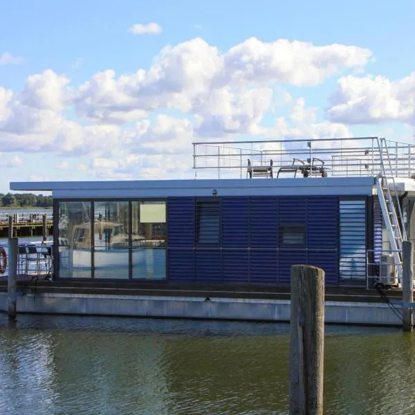 Hausboot Schwimmendes Haus in Ribnitz-Damgarten, hotel i Ribnitz-Damgarten