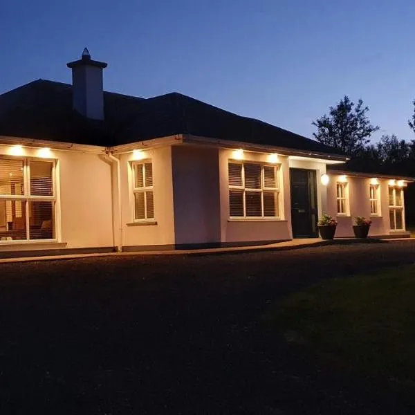 Superb 4 Bed / 3 Bath Bungalow in Mitchelstown, hotel in Mitchelstown