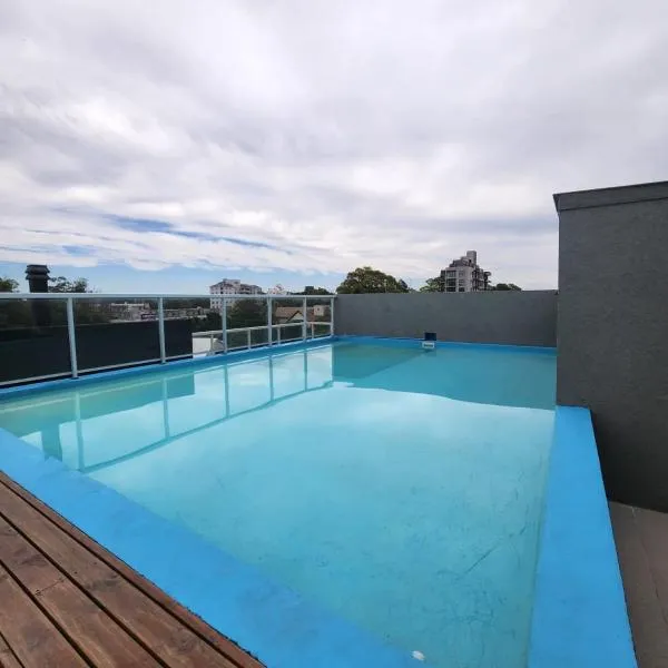 Depto céntrico en Pinamar con parrilla y piscina en la terraza, hotel en Pinamar