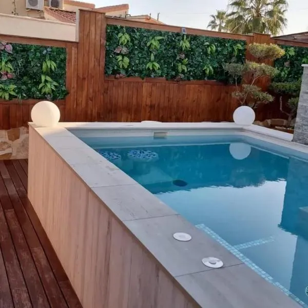 Sunny Villa with Private Pool in Calpe + Enclosed Garden, hotel v destinaci Calpe