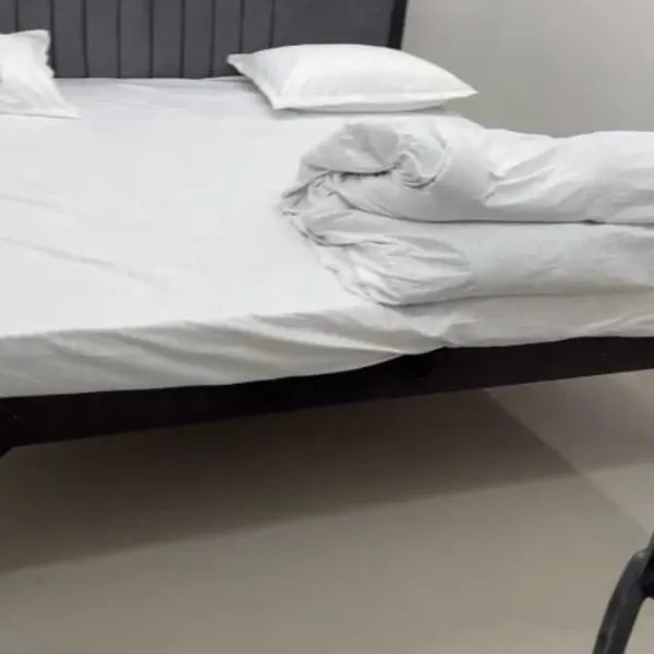 Kusum Home stay Near Ram Mandir Gate 200 -300 Meter , Near Hanuman gari Mandir, Jain mandir , railway station Goverment hosiptal , launch , Breakfast available, Free pick up Ayodhya dham railway station , airport pickup ,Ayodhya cant pickup, hotel v destinaci Ayodhya