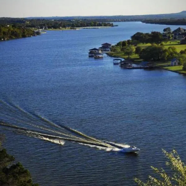 Luxurious & Stunning Kitchen, Mins to Glen Rose Medical Center, 2 Blocks to Lake: Granbury şehrinde bir otel