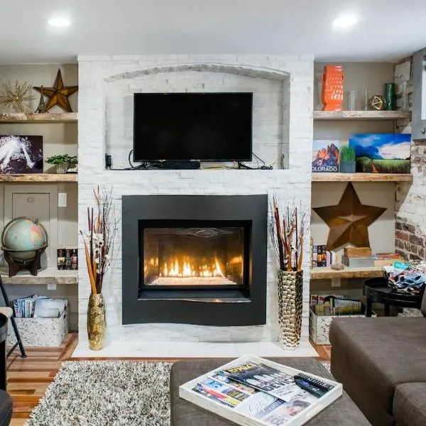 Designer Apartment in a Historic 1901 Downtown Area Mansion, hotel di Denver