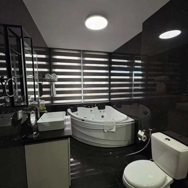 Sheryll Escapes - La Grande Penthouse 1 bedroom with private jacuzzi & Netflix!, Hotel in Angeles