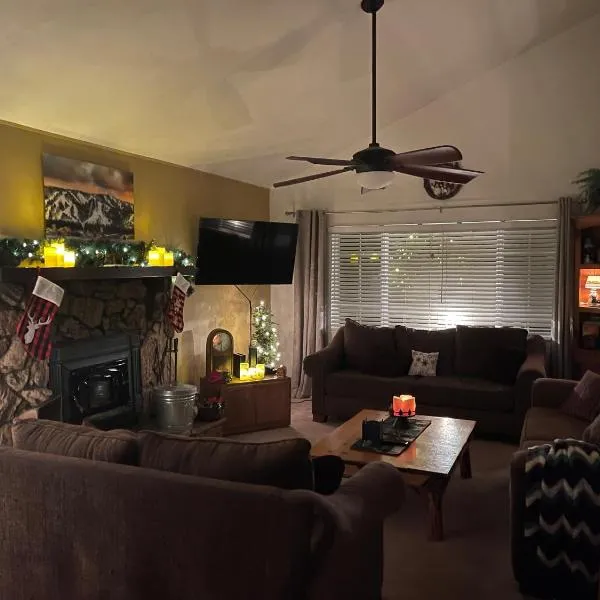 Spacious cozy chalet huge deck over seasonal creek, hotel in Big Bear City Airport