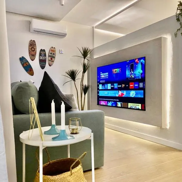 Dream of light and Beach THE GREEN DOOR, hotel in Torremolinos