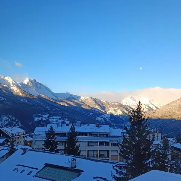 Maison Seguret 50mt from sky lifts, hotel in Sauze dʼOulx