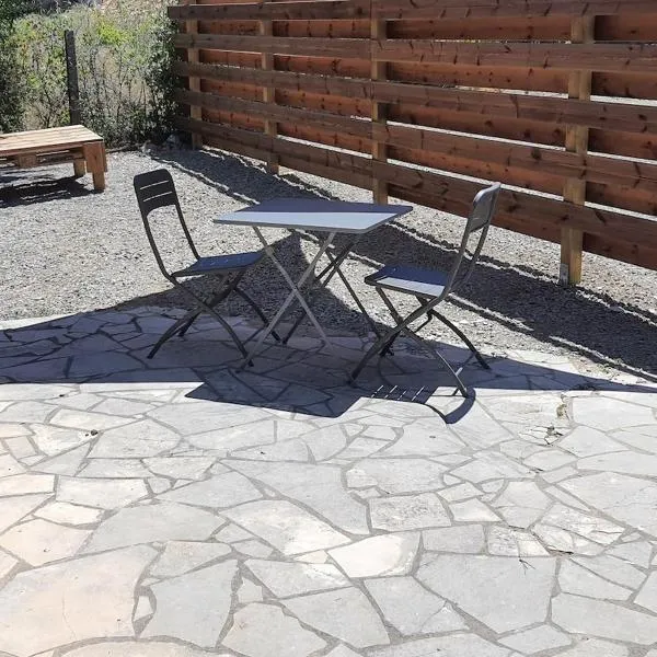 Grand T2 tout confort au calme avec terrasse، فندق في Lagarrigue