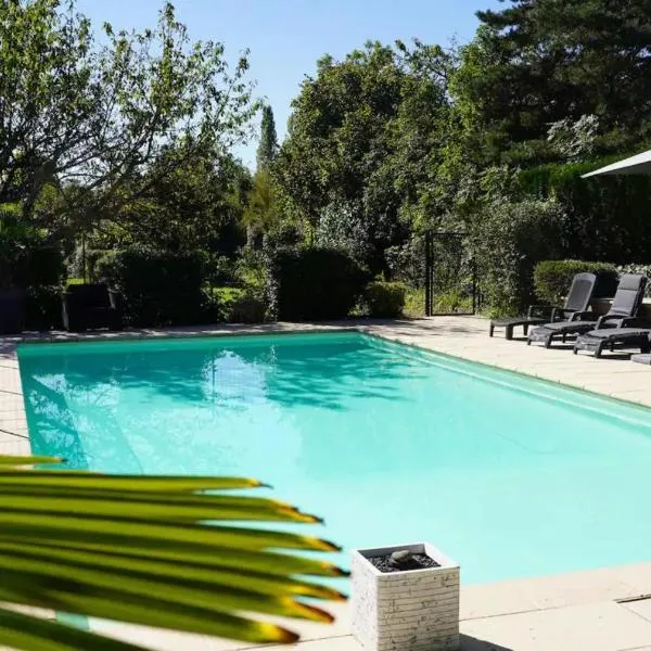 L'atypik - Clim - Sauna - Piscine, hotel in Azé