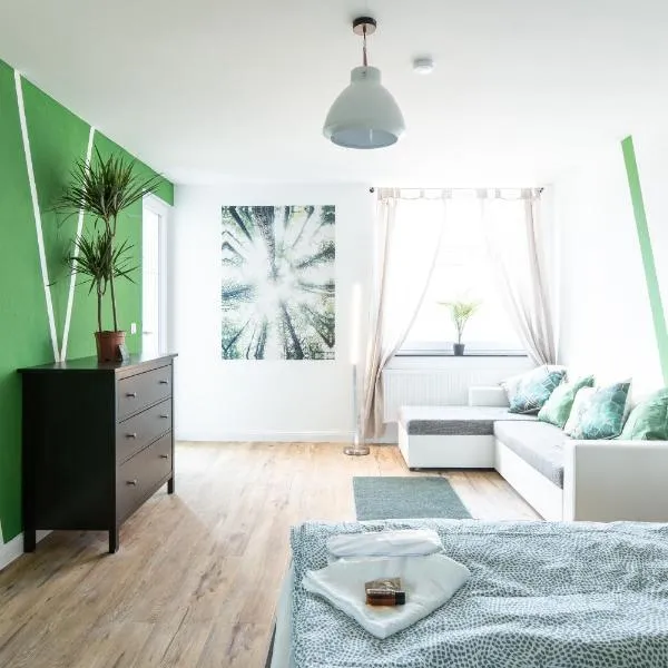 - Forest Retreat Deluxe - 2 Bedroom Apartment - 75 qm - Fully Renovated 2025 with TV & Netflix - King Size Beds - Full Kitchen - Free Parking - Close to Airport & Train -, hotel in Duisburg