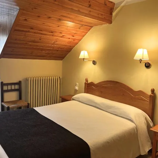 Hotel Juan Canejan, hotel v destinaci Les