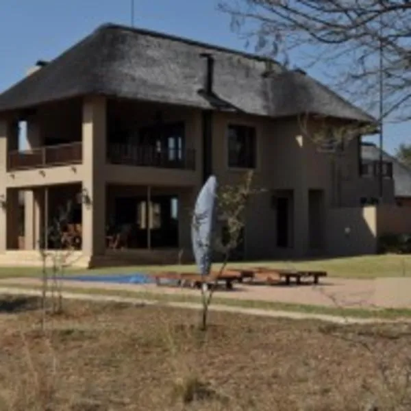 Zebula Golf and Wildlife Estate - Squirrel Pandemonium Pax 12 - Moi Signature Luxury villa, hotel v destinaci Mabula