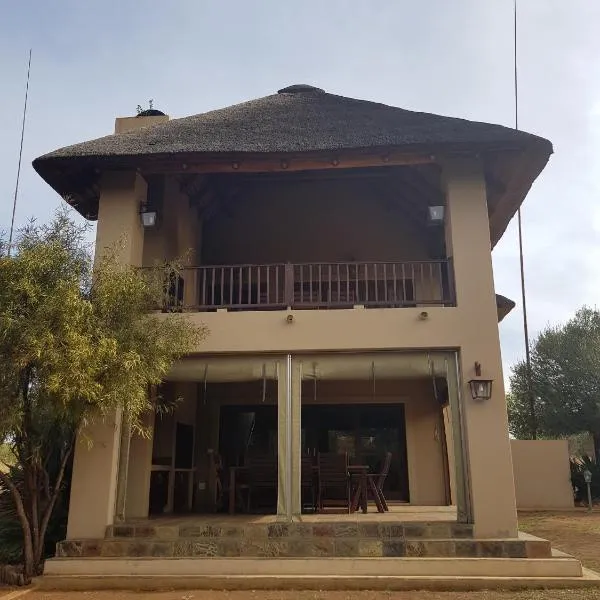 Zebula Golf and Wildlife Estate - Squirrel Pandemonium Pax 12 - Moi Signature Luxury villa, מלון בMabula