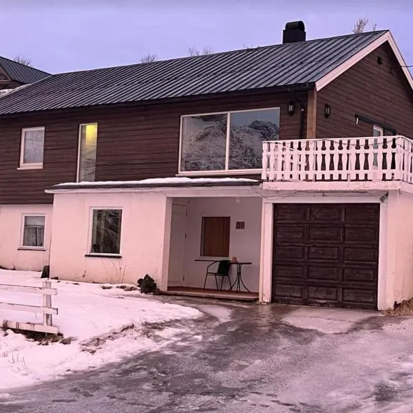 Large detached house in the middle of Lofoten, hotel in Hopen
