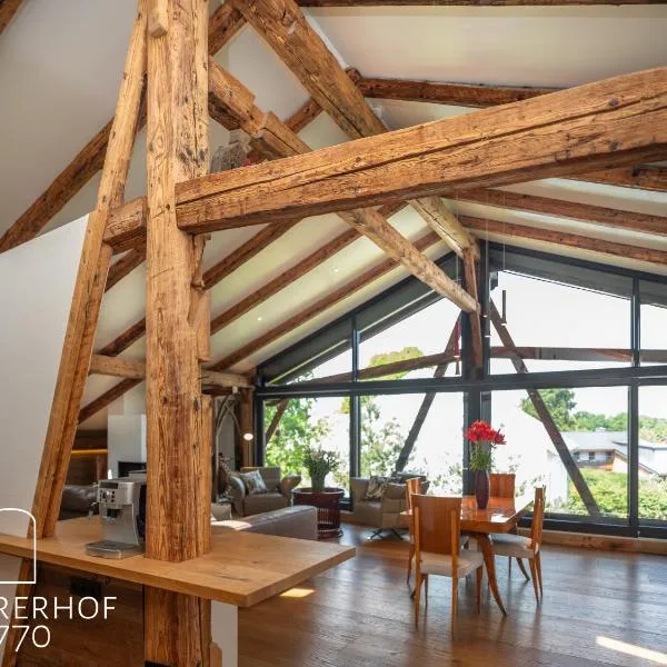 5 Sterne Penthouse-Loft Gut Stohrerhof bis 4 Personen, hotell i Dießen am Ammersee