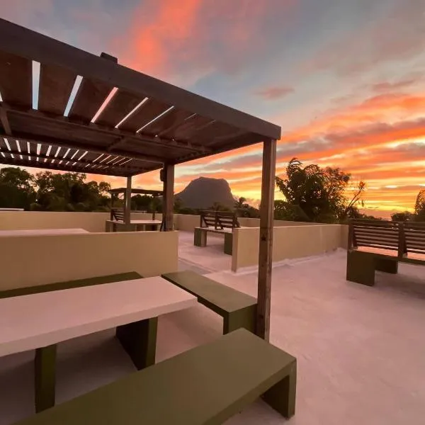 Loukaz -entire Rental Units W Panoramic Rooftop、Coteau Raffinのホテル