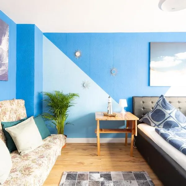 - Ocean Haven Deluxe with Coastal Charm - 2-Room Sea-Inspired Apartment 75 qm - Central Location - Elegant Nautical Design - Renovated in 2024 with TV & Netflix - Full Kitchen & Free Parking - Near Metro & Airport - King Beds -, hotel in Duisburg