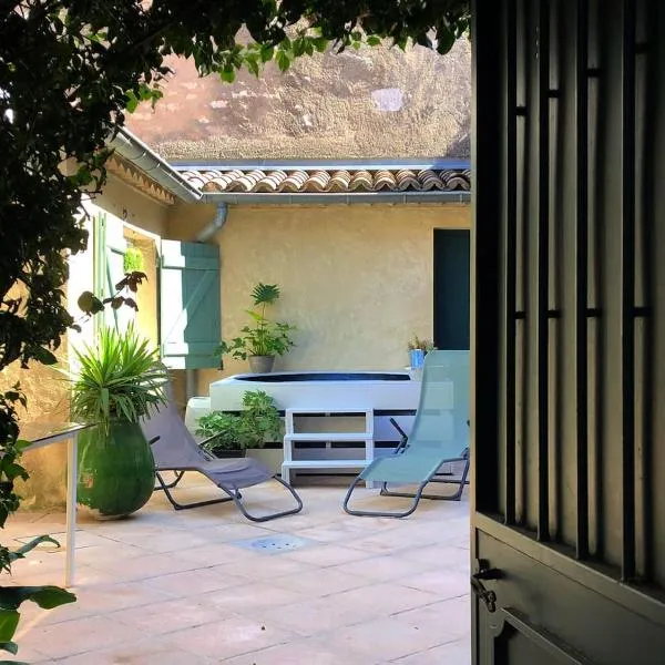Chambre en centre ville avec jacuzzi, hotel v destinaci Nîmes
