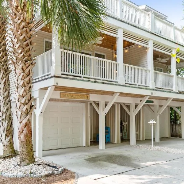 Stay at The Salty Gal - 4 Minute Walk to both Carolina and Kure Beaches, hotel in Carolina Beach