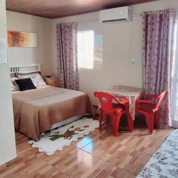 KITNET S4 em TORRES-RS - Confortável com cama casal box, cama de solteiro bicama, televisão, geladeira, micro-ondas, chaleira elétrica, ar-condicionado split - Anfitriã Superhost no BnB, hotel v destinaci Torres