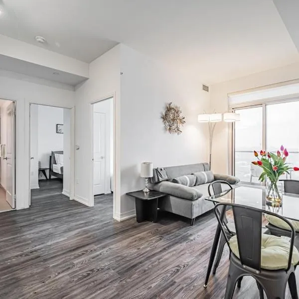 2BR Condo close to Eaton Center, hotel in Toronto