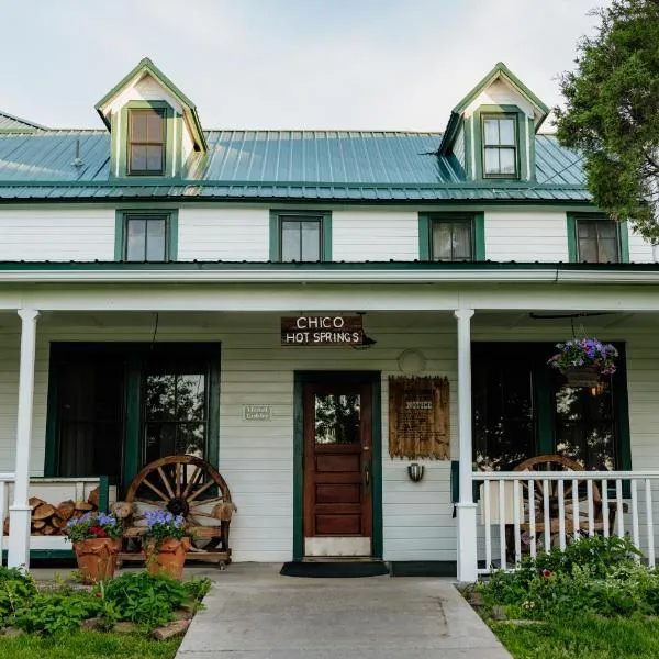 Chico Hot Springs Resort, hotel in White City