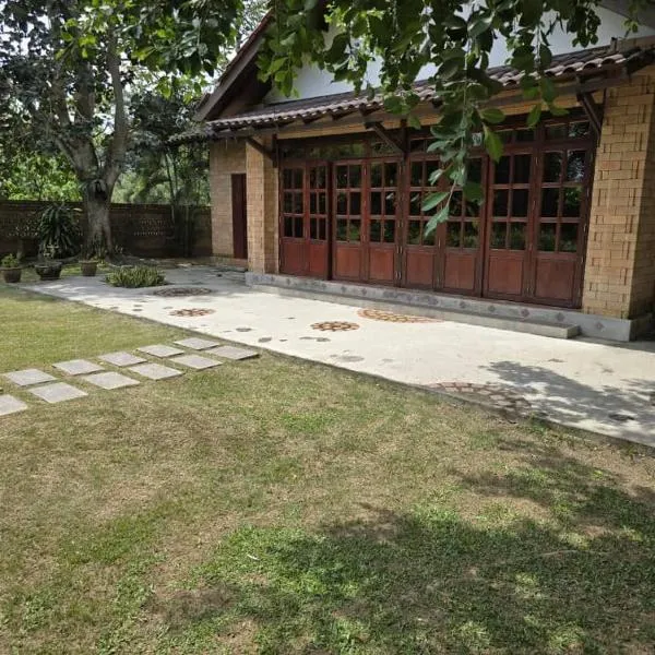 Fresia Villa & Camping, hotel in Beranang