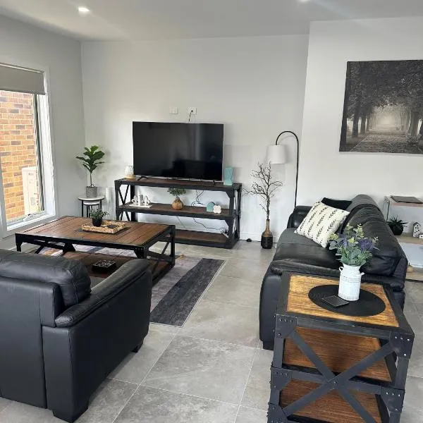 Kialla에 위치한 호텔 Lbarza New Exec 3BR Townhouse walk to shopping centre