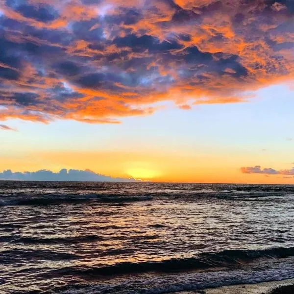 Tiki Hale Lua at the Surf and Racquet Club, хотел в Кайлуа Кона