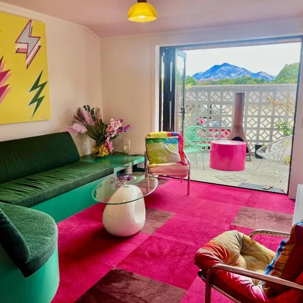 Designers dream, Tokyo pop art apartment with courtyard, fire & views, hotel in Wanaka