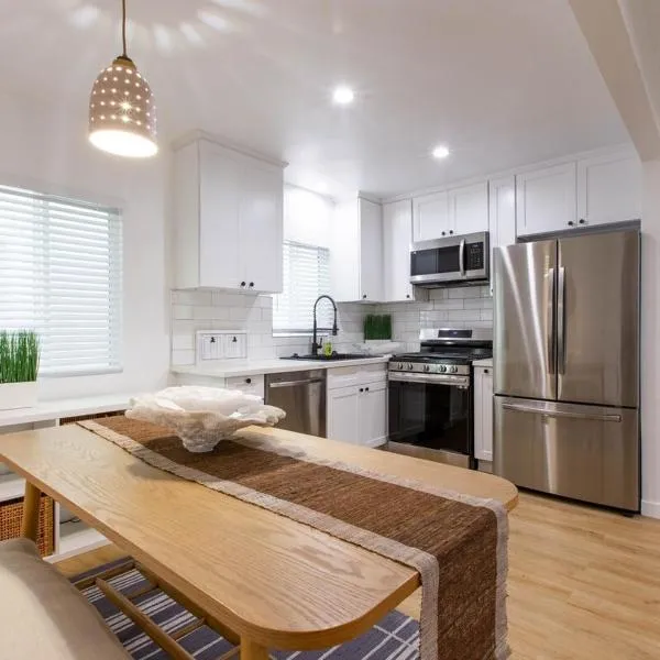 Stylish Long Beach Retreat Walk to Beach Bars, hotell Long Beachis