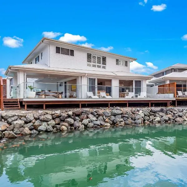 Whitsunday Waterfront Luxury at 19 The Cove, hotel in Airlie Beach