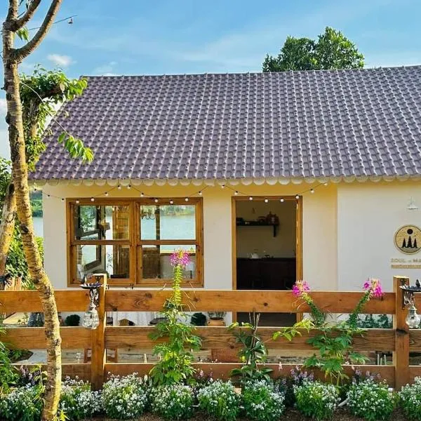 Nhà Bên Hồ- The Peace's House, hotel in Bảo Lộc