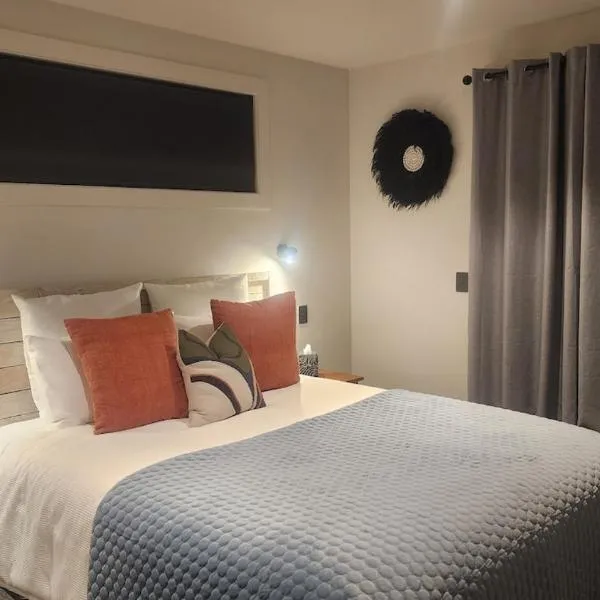 Private Ensuite Room in Lake Hayes Estate, hotel in Queenstown