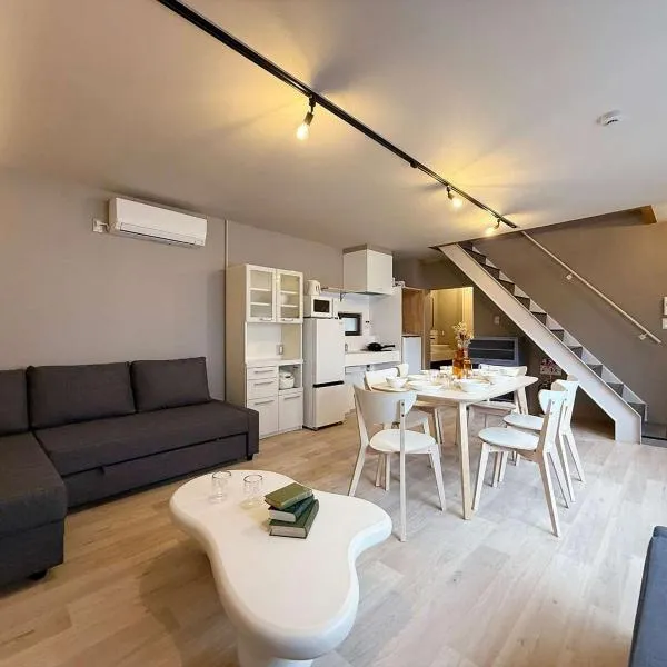Reno bld - Modern 2-Story Apt Near Peace Park Sleeps 10, hotel v destinaci Hirošima