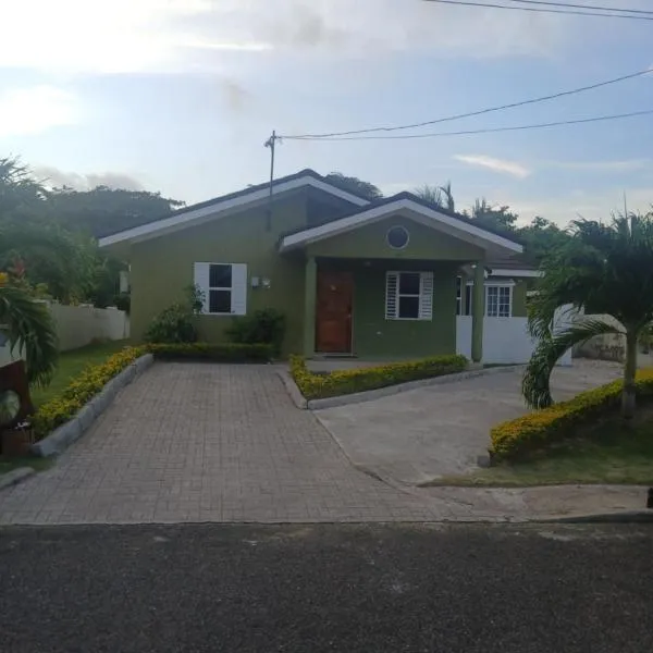 Mon Cheri Villa, hotel v destinaci Saint Annʼs Bay
