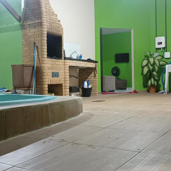 Casa com piscina e churrasqueira para família