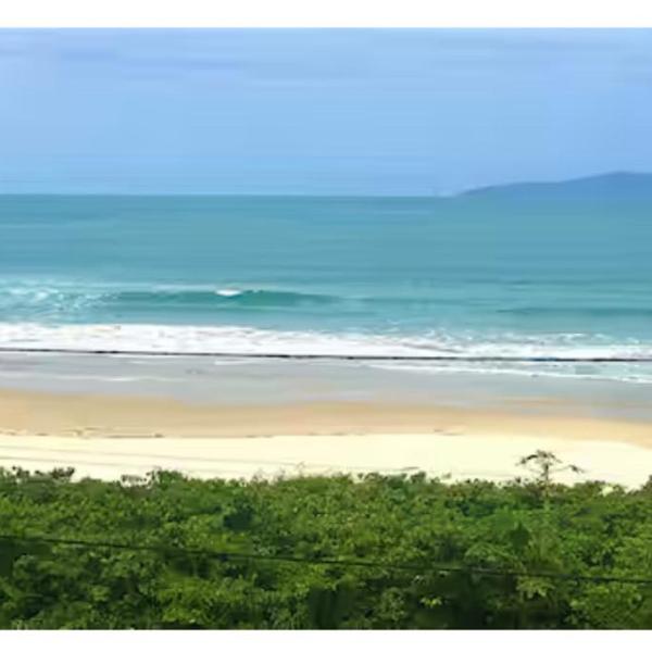 Pé na Areia! A melhor localização da praia!