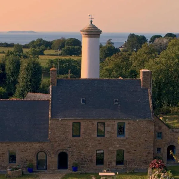 Les écolodges Sous Le Phare, hotel in Louannec