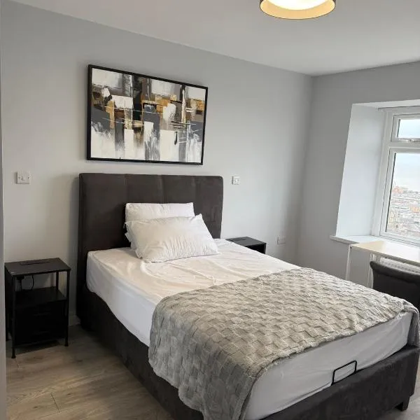 Heavenly 2-Bedroom Retreat with Stunning sea & Garden Vistas, hotell sihtkohas Swansea