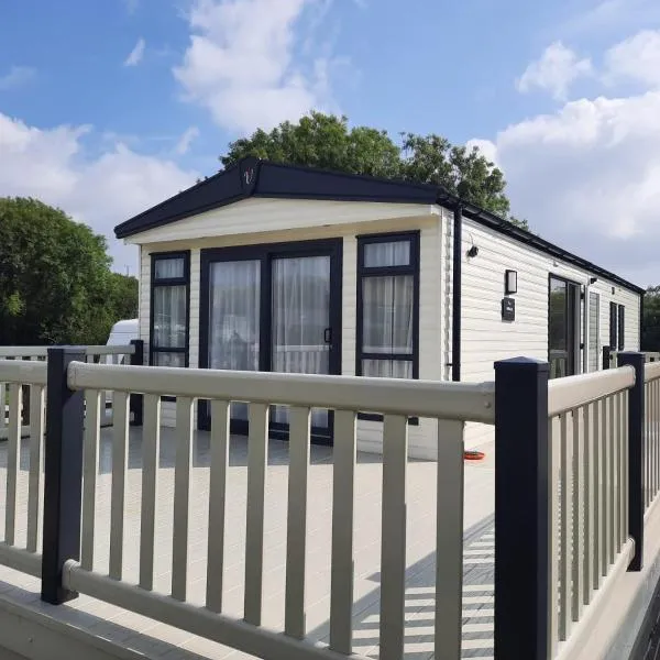 Sunset retreat caravan with large wrap around decking, hotel v destinaci Newquay