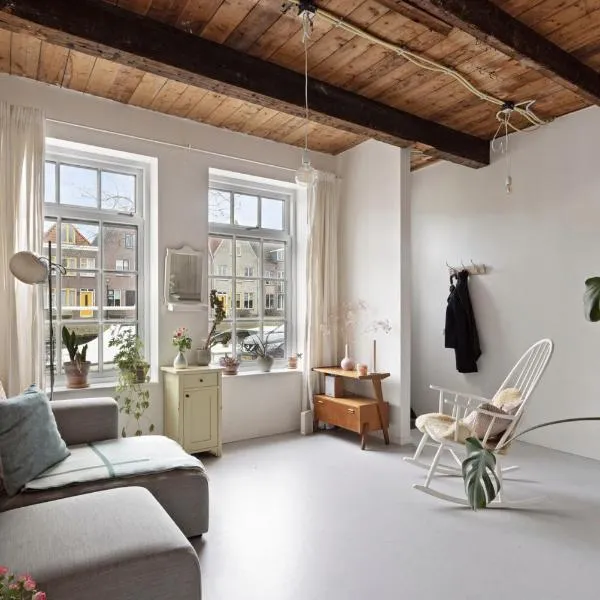 Boutique Canal house 't Jannetje - historical and cozy, hotel in Edam