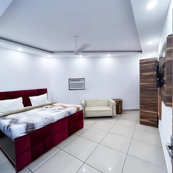 Hotel J Garden - Near Sec 137 Metro, hotel in Noida