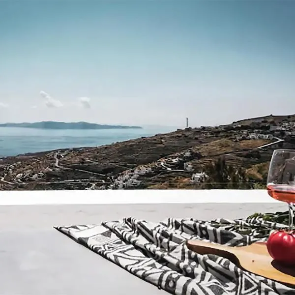 CHARMING 2BR Hilltop Serenity Suite, Lively Greek Village, hotel v destinaci Triandáros