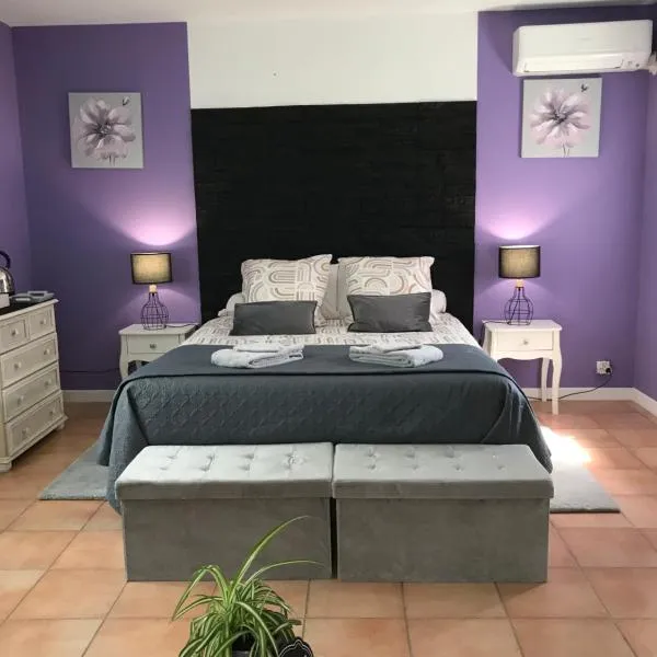 Chambre d'hôte Lavande - Le soleil des Cévennes – hotel w mieście Saint-Jean-du-Gard